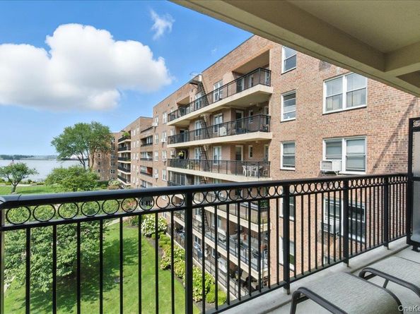 162-41 Powells Cove Boulevard 4D, Beechhurst NY 11357