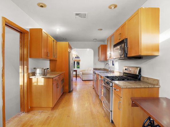 5 Garfield Place, Roslyn Heights NY 11577