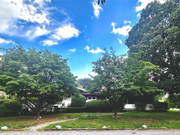 100 Woodford Road, Scarsdale NY 10583