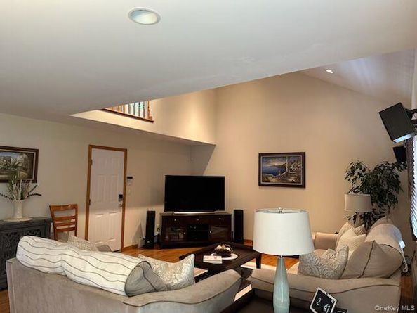 956 N Park Avenue, Massapequa NY 11758