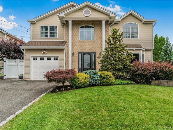 956 N Park Avenue, Massapequa NY 11758