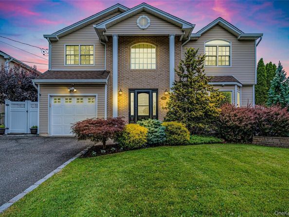 956 N Park Avenue, Massapequa NY 11758