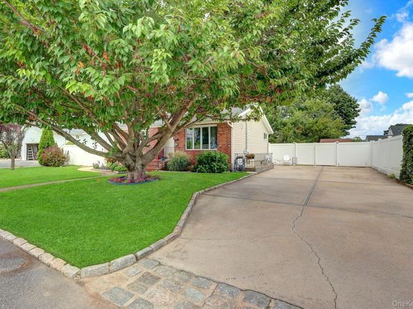 43 Manhattan Avenue, West Babylon NY 11704