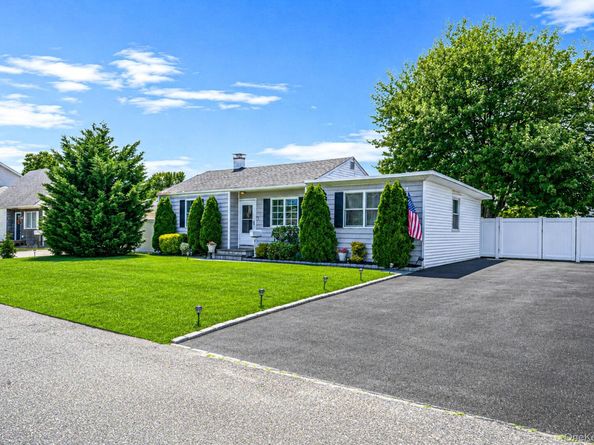 822 Milligan Lane, West Islip NY 11795