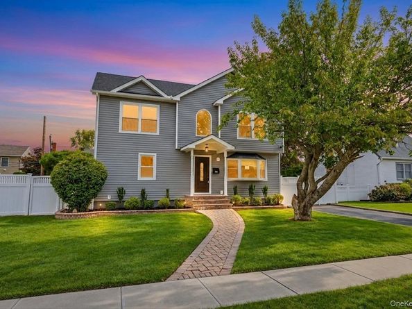 18 Hitchcock Lane, Farmingdale NY 11735