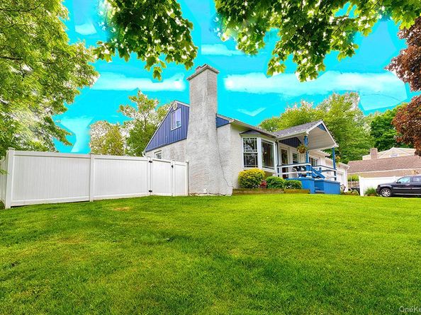 8 Van Cedar Street SE 8, Brentwood NY 11717