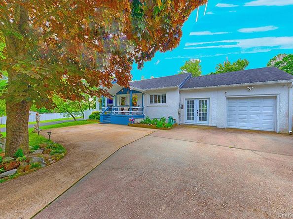 8 Van Cedar Street SE 8, Brentwood NY 11717
