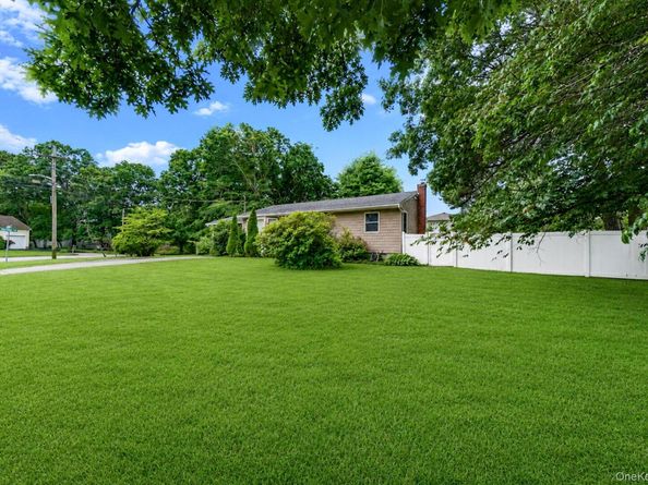 2 Amarr Drive, Shirley NY 11967