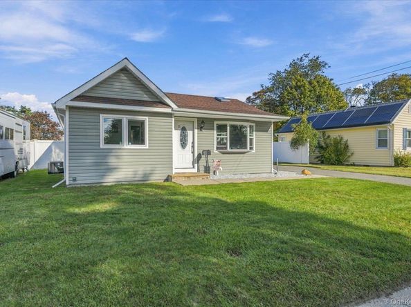 21 Birs Avenue, Lindenhurst NY 11757