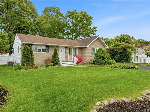 123 Meroke Lane, East Islip NY 11730