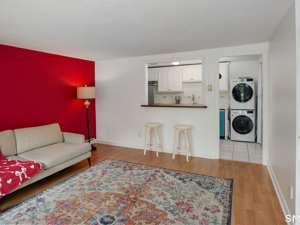 32 E Hills Drive 32, New Canaan CT 06840
