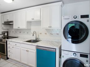 32 E Hills Drive 32, New Canaan CT 06840