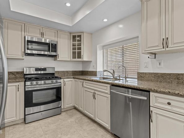 21931 Burbank Boulevard 5, Los Angeles CA 91367