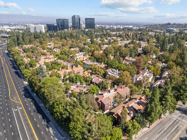 21931 Burbank Boulevard 5, Los Angeles CA 91367