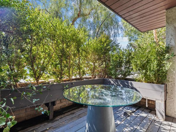 21931 Burbank Boulevard 5, Los Angeles CA 91367