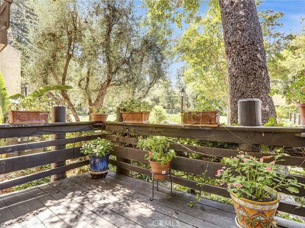 21821 Burbank 145, Woodland Hills CA 91367