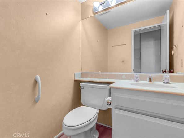 21821 Burbank 145, Woodland Hills CA 91367