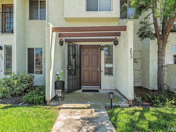 209 Espanas GLN, Escondido CA 92026