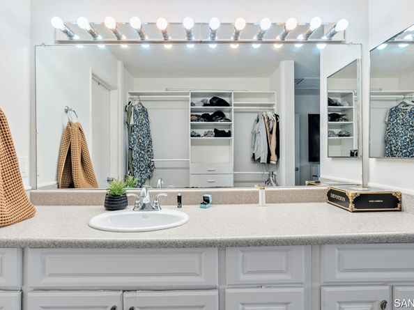 209 Espanas GLN, Escondido CA 92026