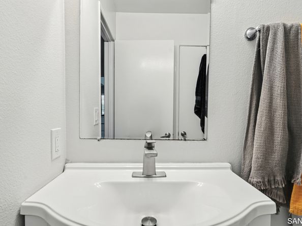 209 Espanas GLN, Escondido CA 92026