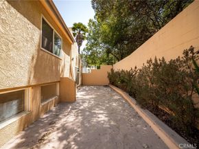 3751 Prestwick, Los Angeles CA 90027