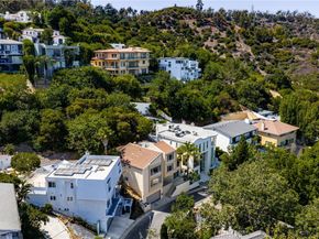 3751 Prestwick, Los Angeles CA 90027