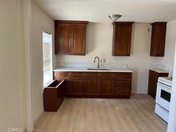 1353 1353 W 90th, Los Angeles CA 90044