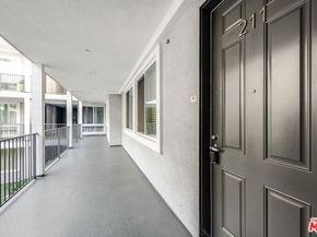 10878 Bloomfield Street 211, Toluca Lake CA 91602