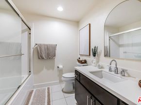 10878 Bloomfield Street 211, Toluca Lake CA 91602