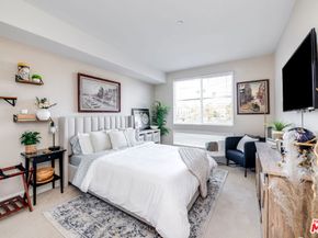 10878 Bloomfield Street 211, Toluca Lake CA 91602