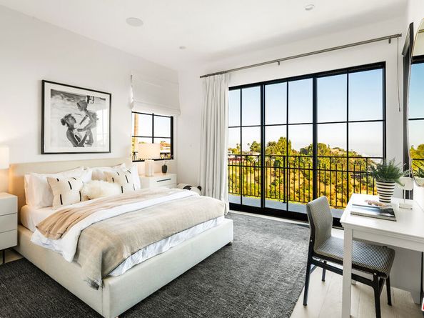 10932 Savona Road, Los Angeles CA 90077