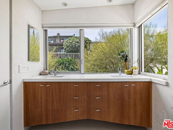 3813 Ronda Vista Place, Los Angeles CA 90027
