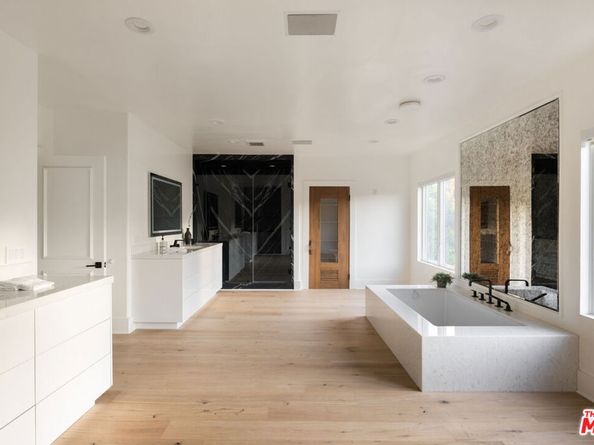 4322 Hayvenhurst Avenue, Encino CA 91436