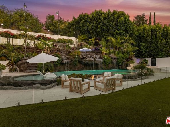 4322 Hayvenhurst Avenue, Encino CA 91436