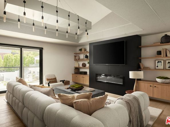 4322 Hayvenhurst Avenue, Encino CA 91436