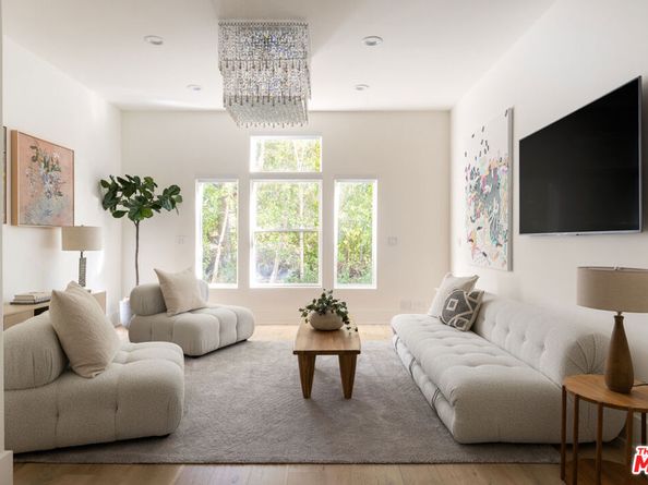 4322 Hayvenhurst Avenue, Encino CA 91436