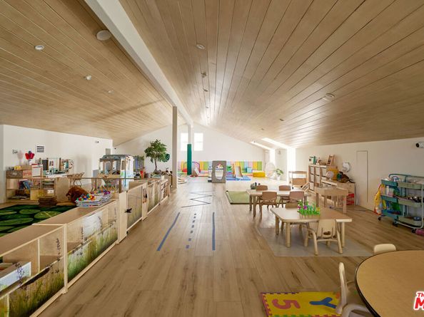 4322 Hayvenhurst Avenue, Encino CA 91436