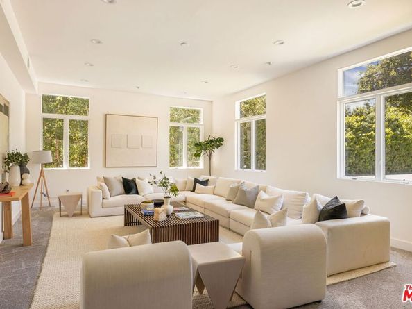 4322 Hayvenhurst Avenue, Encino CA 91436