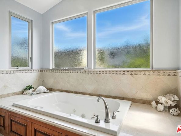 3200 Elm Avenue, Manhattan Beach CA 90266