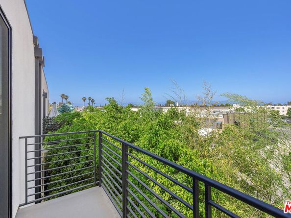 4724 N Village Court Lane, Valley Village CA 91607