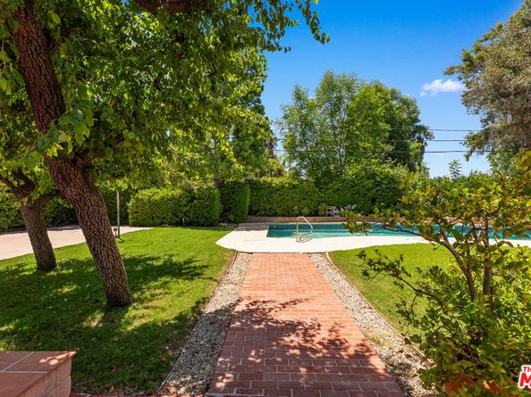 5347 Winnetka Avenue, Woodland Hills CA 91364