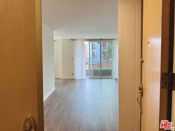 10707 Camarillo Street 117, North Hollywood CA 91602