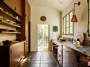 6823 Iris Circle, Los Angeles CA 90068