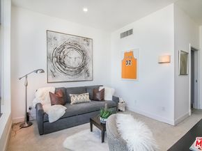 900 W Olympic 32K, Los Angeles CA 90015