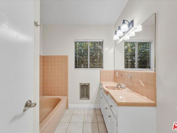 6649 Whitman Avenue, Lake Balboa CA 91406