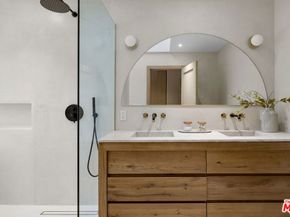 3841 S Redondo Boulevard, Los Angeles CA 90008