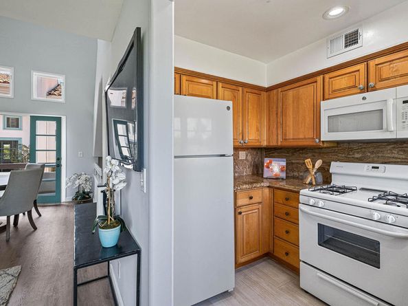 8562 W West Knoll Drive 10, West Hollywood CA 90069