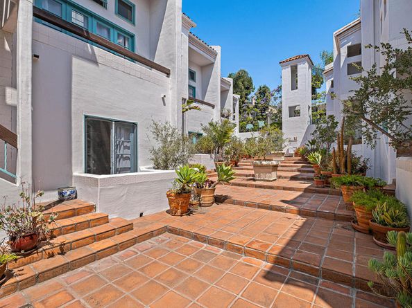 8562 W West Knoll Drive 10, West Hollywood CA 90069