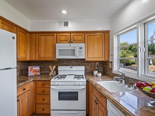 8562 W West Knoll Drive 10, West Hollywood CA 90069