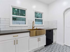 1236 S Cloverdale, Los Angeles CA 90019